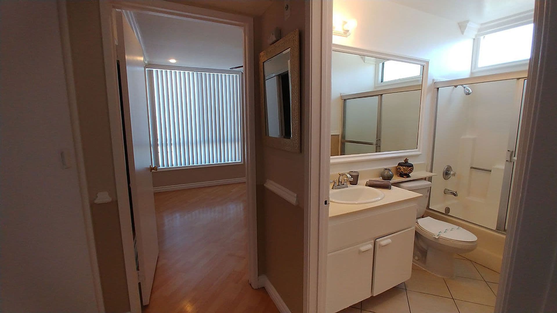 Hollywood Apartment: 940 N. Ardmore Ave.