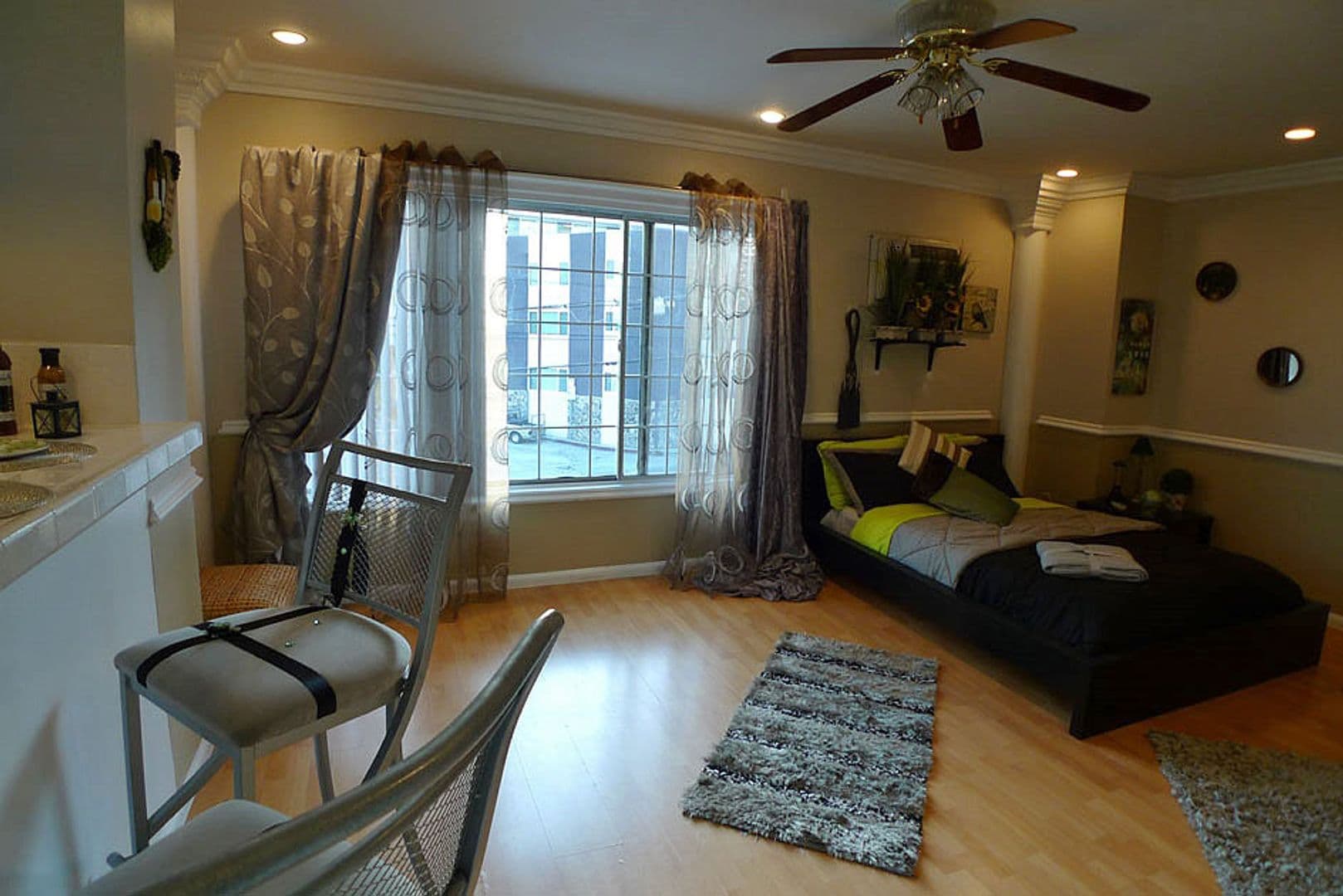 Hollywood Hills Apartment: 2212 N. Cahuenga Blvd.