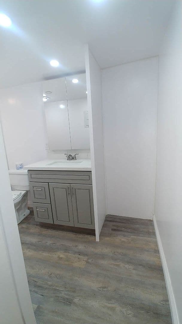 Hollywood Hills Apartment: 2020 N. Beachwood Dr.