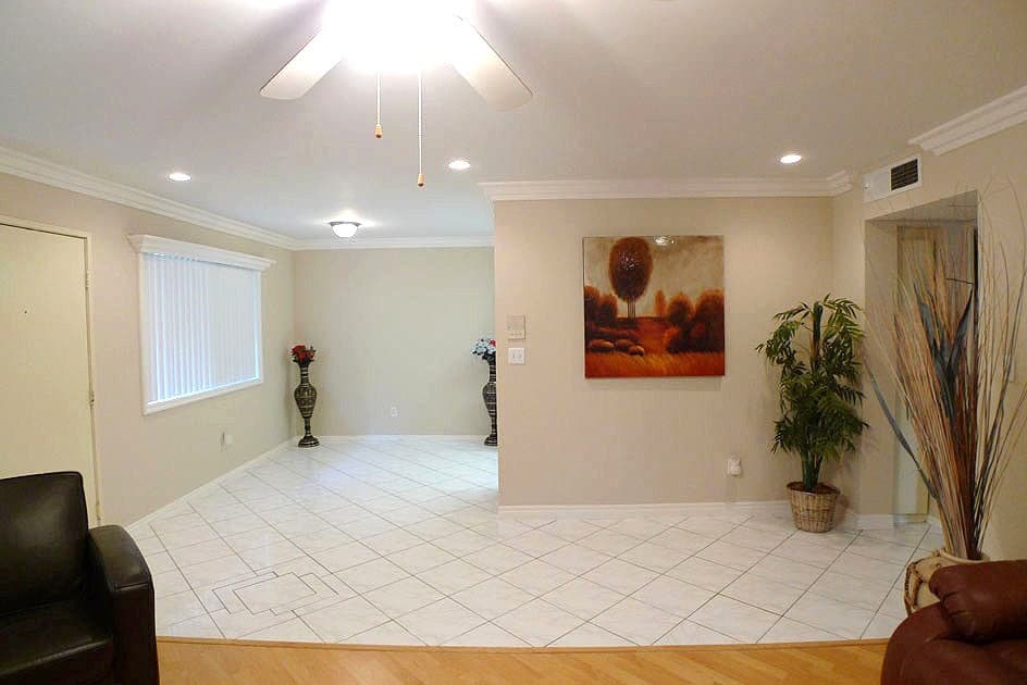 Van Nuys Apartment: 13805 Sherman Way