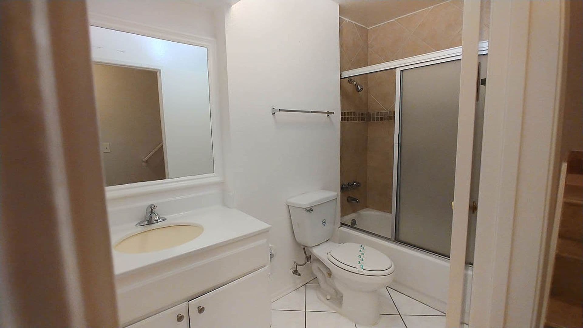 Hollywood Hills Apartment: 2069 N. Argyle Ave.