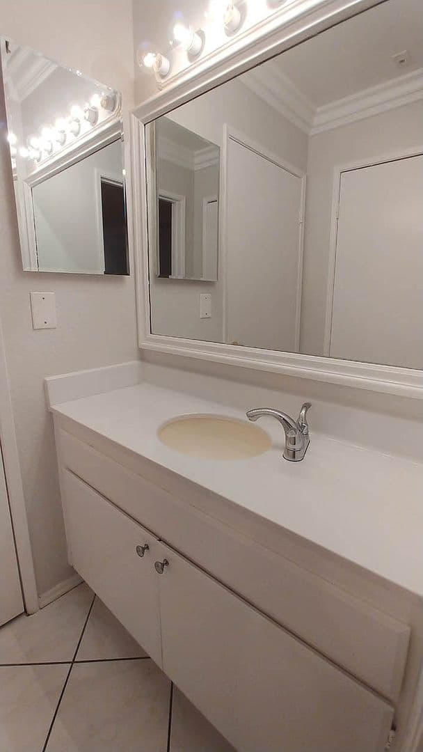 Hollywood Hills Apartment: 2069 N. Argyle Ave.