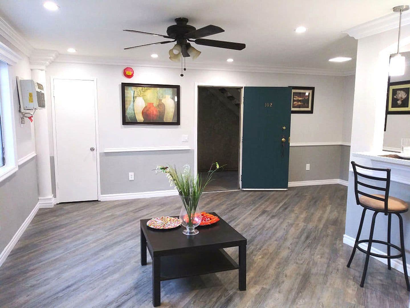 North Hollywood Apartment: 11737 Vanowen St.