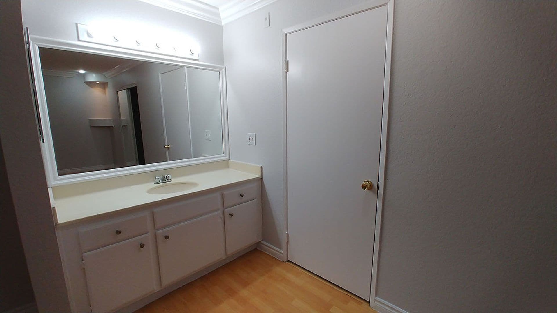 Hollywood Hills Apartment: 2069 N. Argyle Ave.