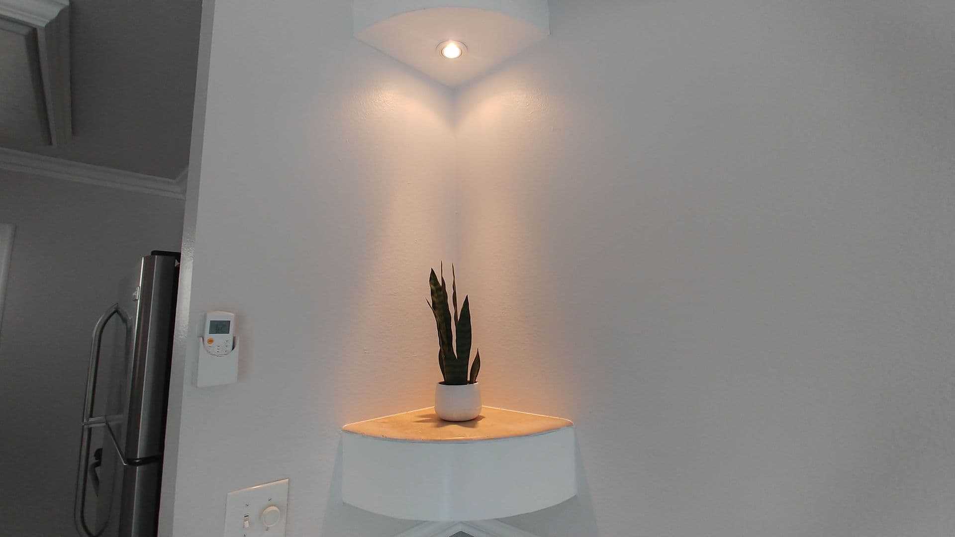 Hollywood Apartment: 6010 Romaine St.