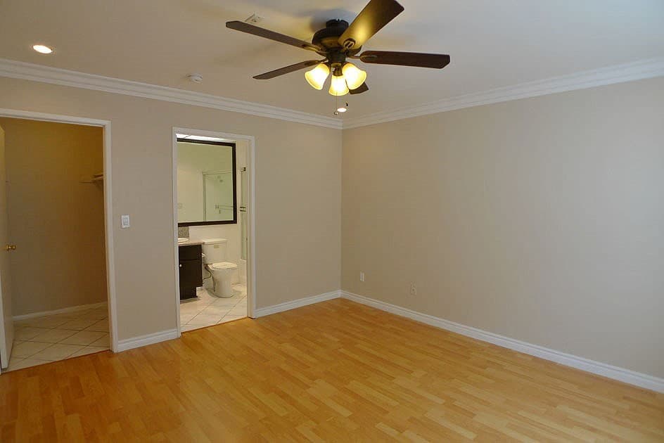 Van Nuys Apartment: 13805 Sherman Way