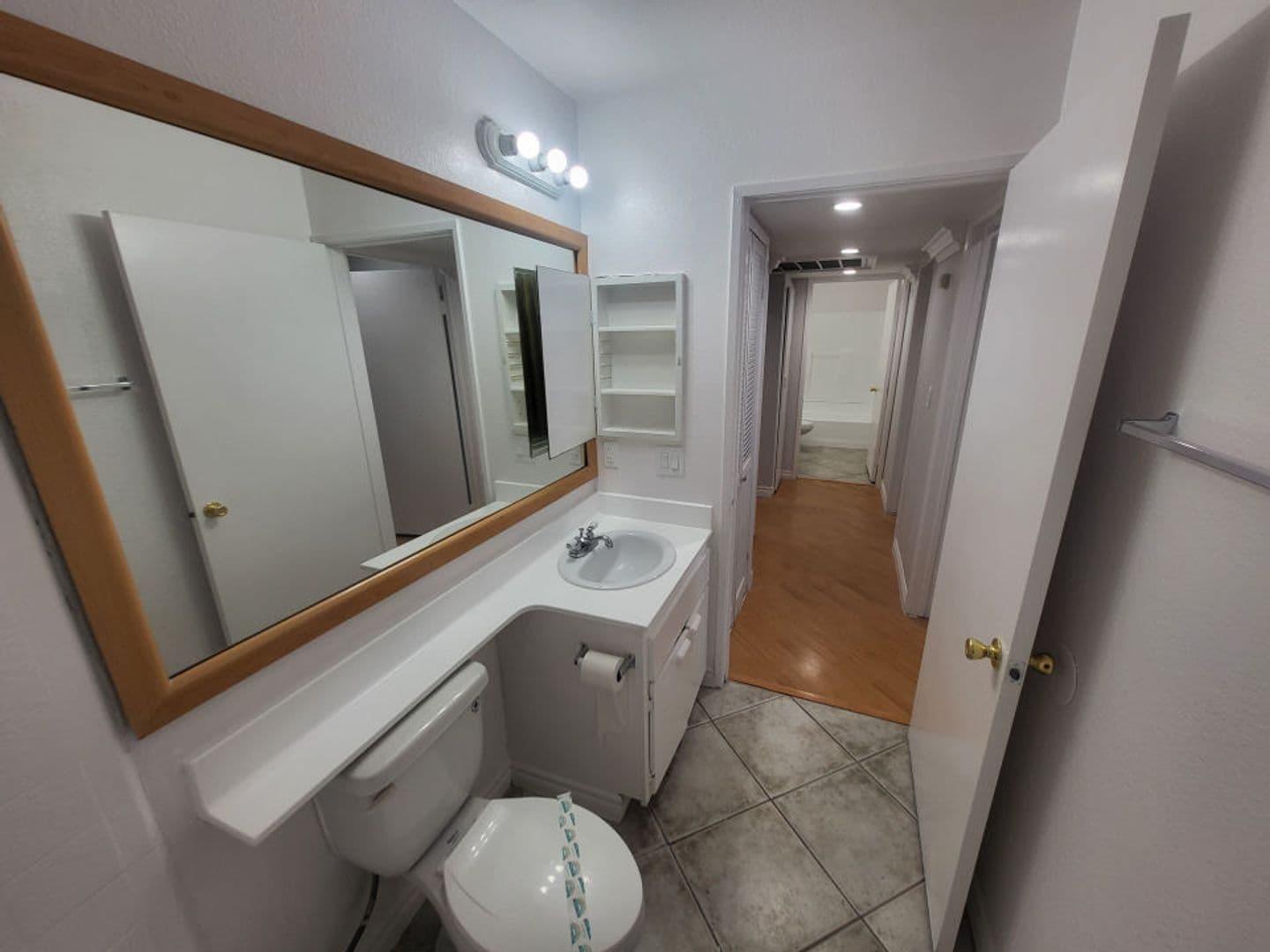 Hollywood Apartment: 940 N. Ardmore Ave.