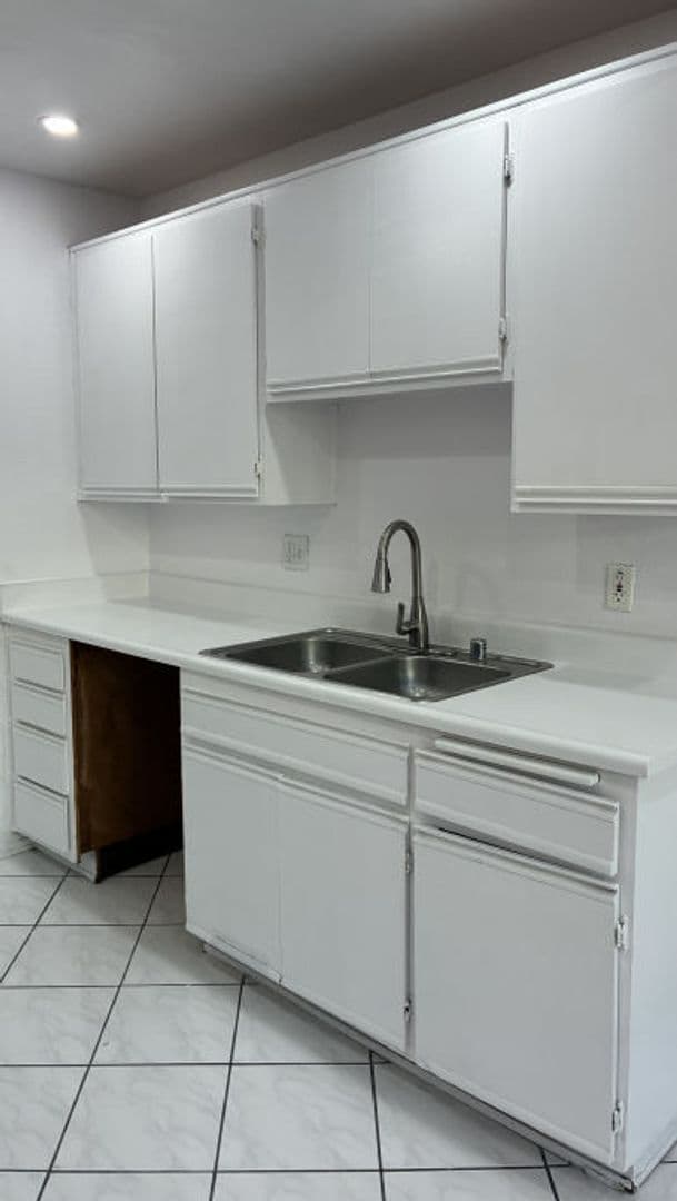 Van Nuys Apartment: 13805 Sherman Way