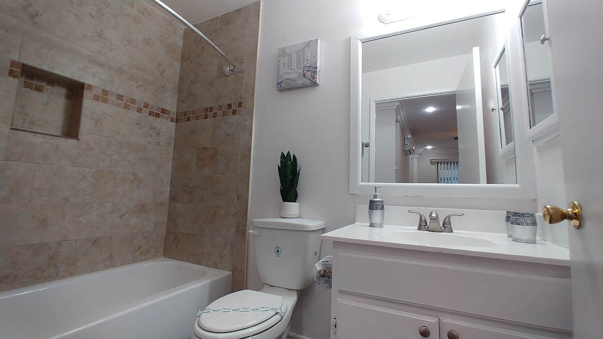 Hollywood Apartment: 6010 Romaine St.