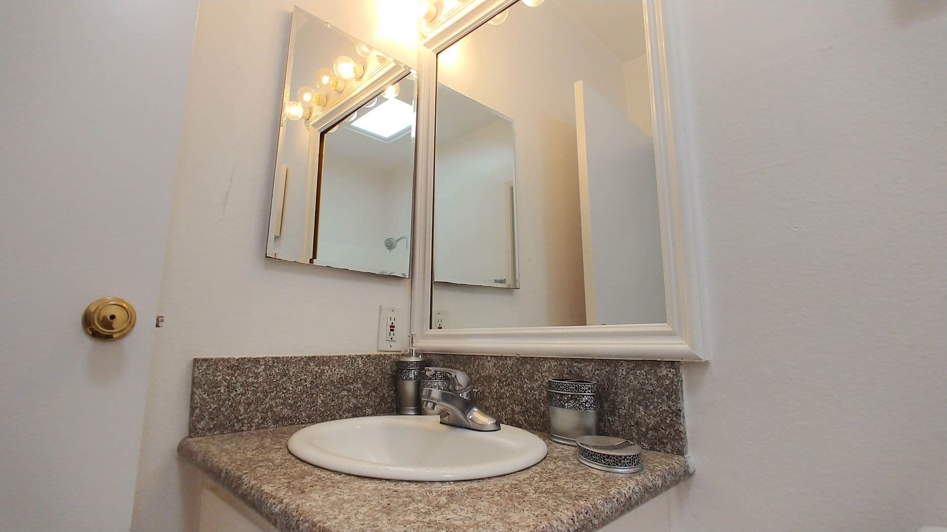 Hollywood Apartment: 6010 Romaine St.