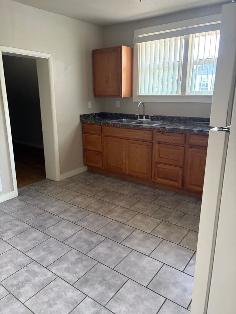 Eugene Apartment: 946-950 W 7th Ave