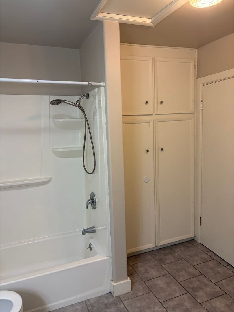 Eugene Apartment: 946-950 W 7th Ave