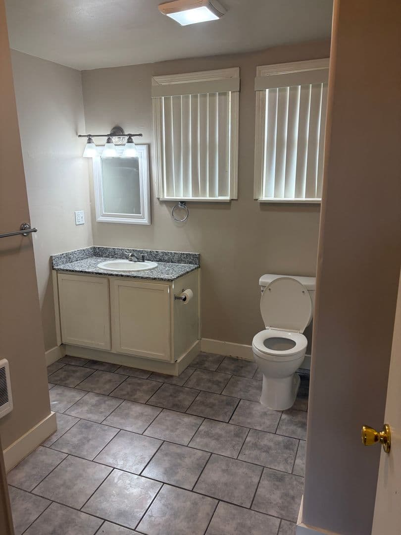 Eugene Apartment: 946-950 W 7th Ave