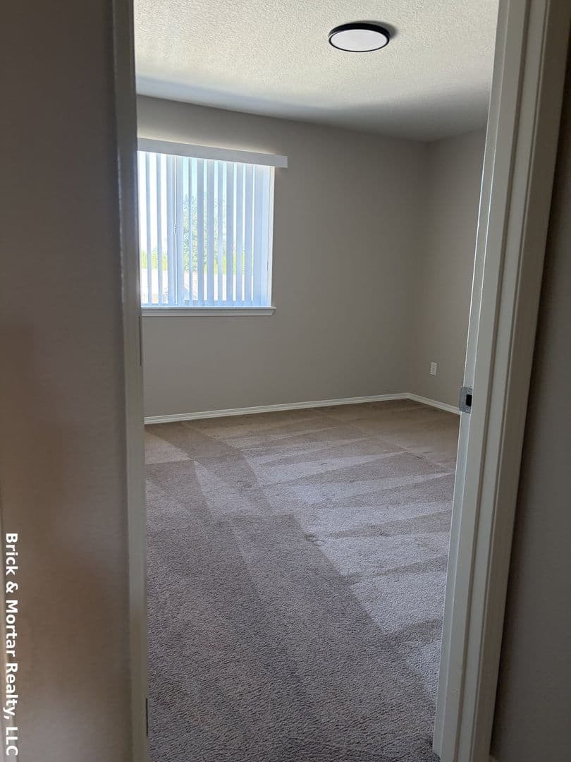 Molalla Apartment: 300 Kennel Ave