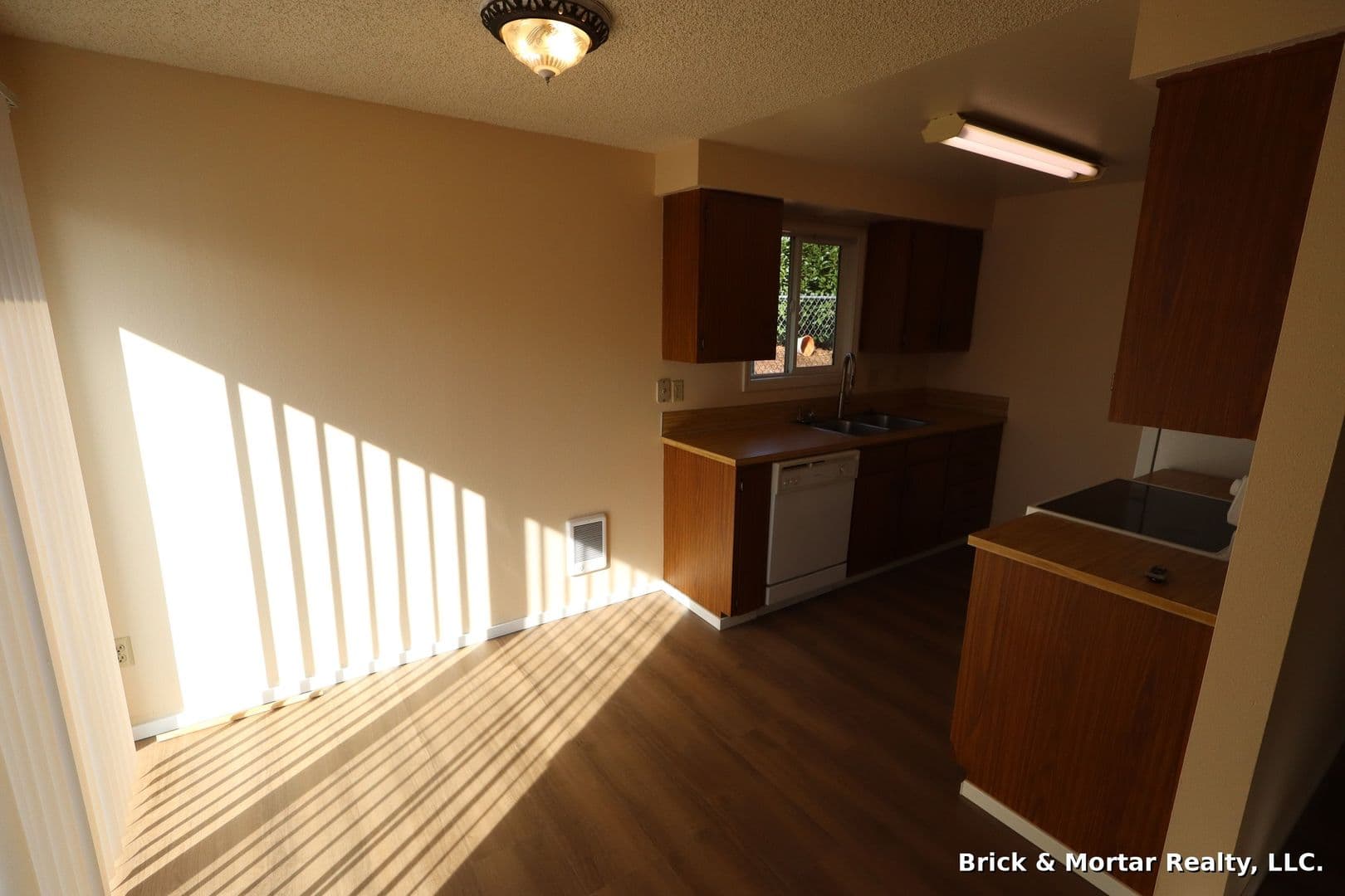 Sublimity Apartment: 115-117 Sw 9th St.