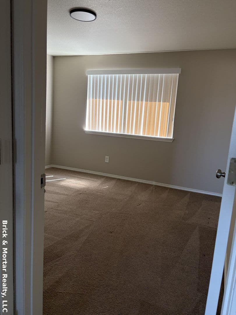 Molalla Apartment: 300 Kennel Ave