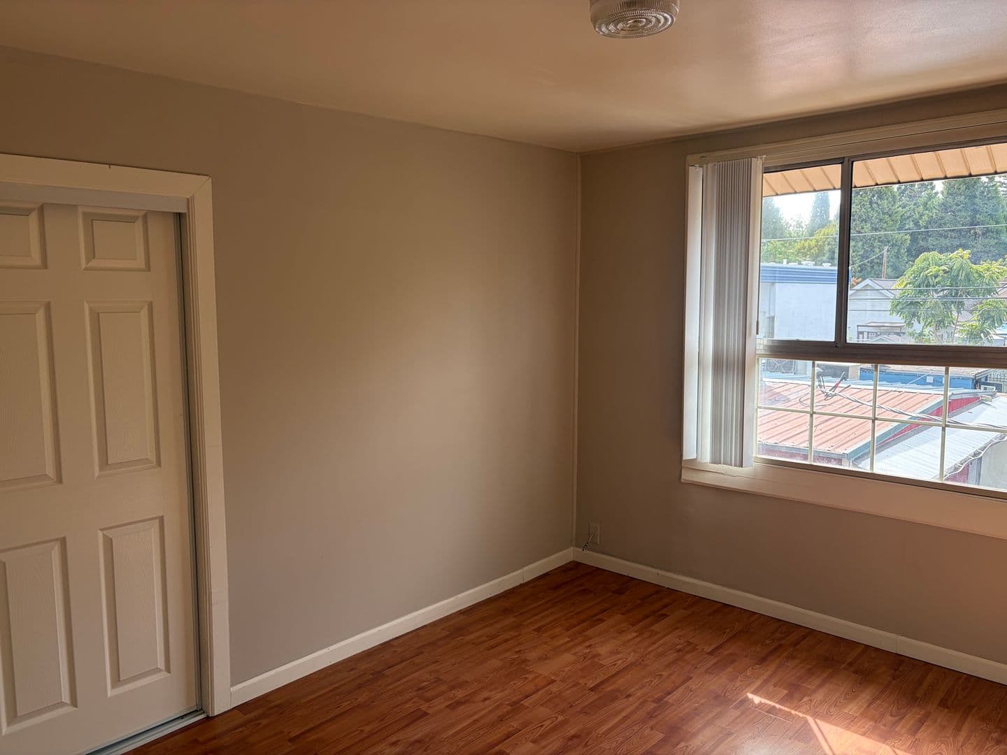 Eugene Apartment: 946-950 W 7th Ave