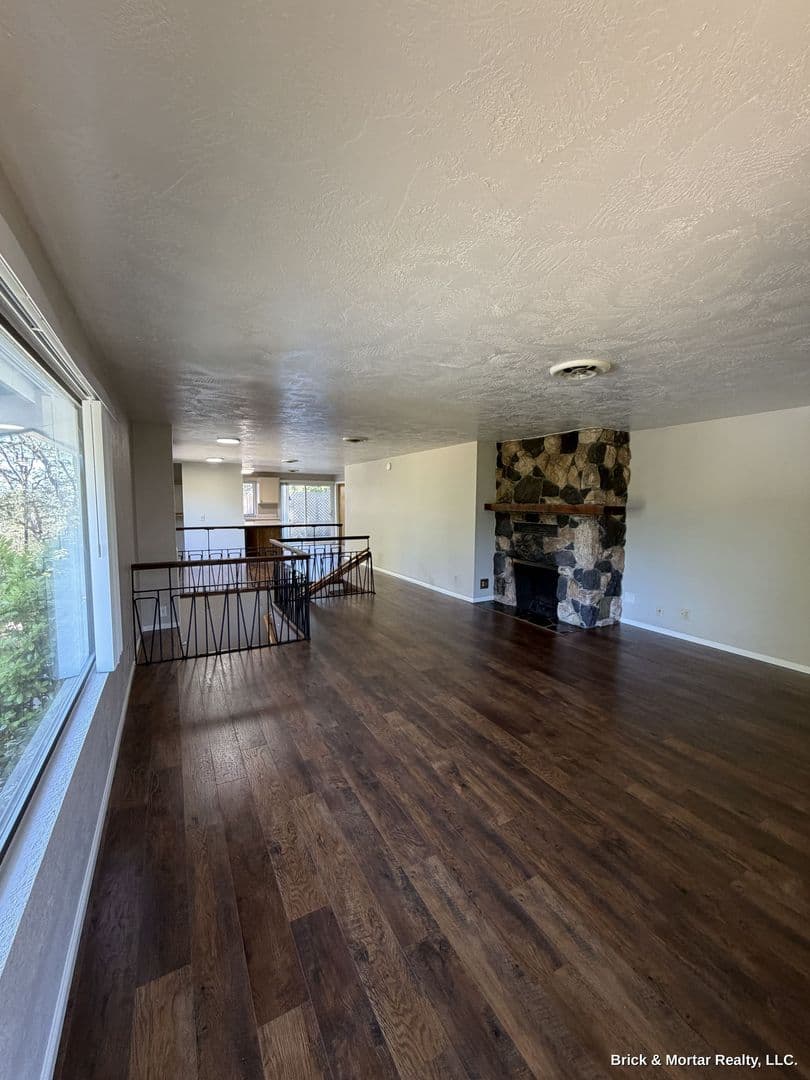 Eugene House: 1990 Graham Dr