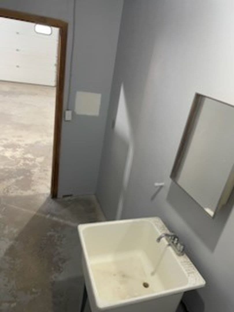 Madison Apartment: 907 Office #B Stewart Street