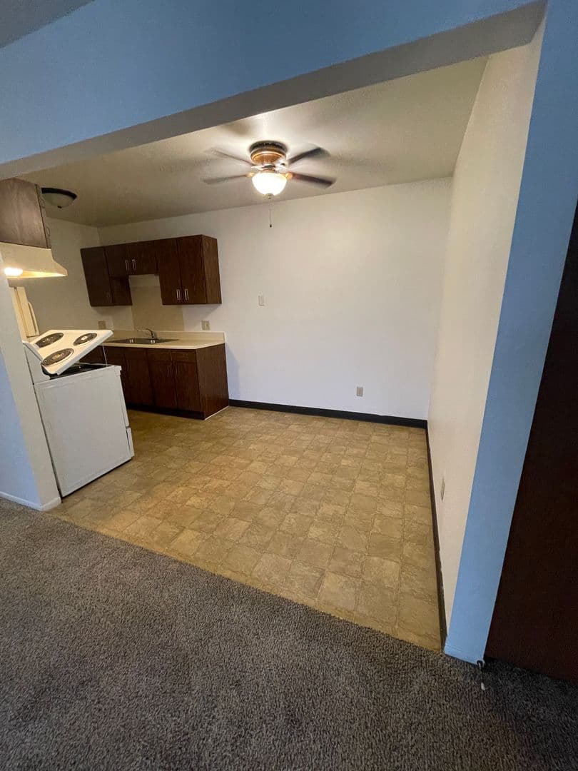 Sycamore Apartment: 1117 S Cross St. Office