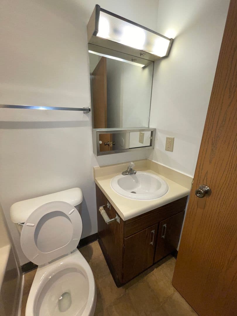 Sycamore Apartment: 1117 S Cross St. Office