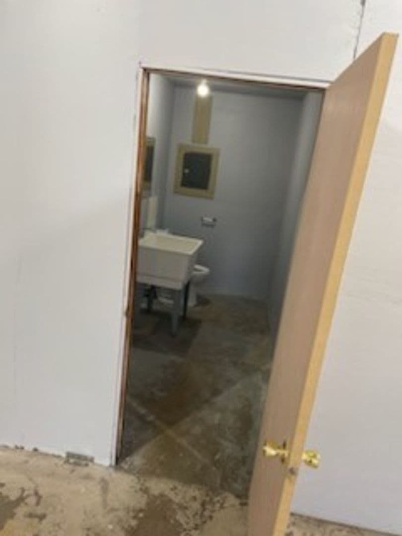 Madison Apartment: 907 Office #B Stewart Street