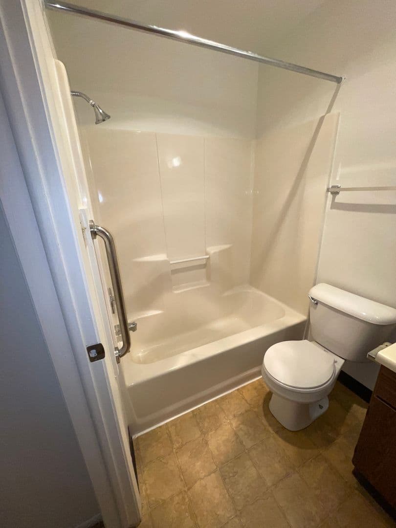 Sycamore Apartment: 1117 S Cross St. Office