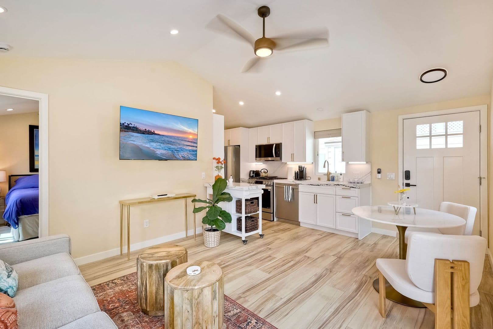 Oceanside Apartment: 409 N Ditmar