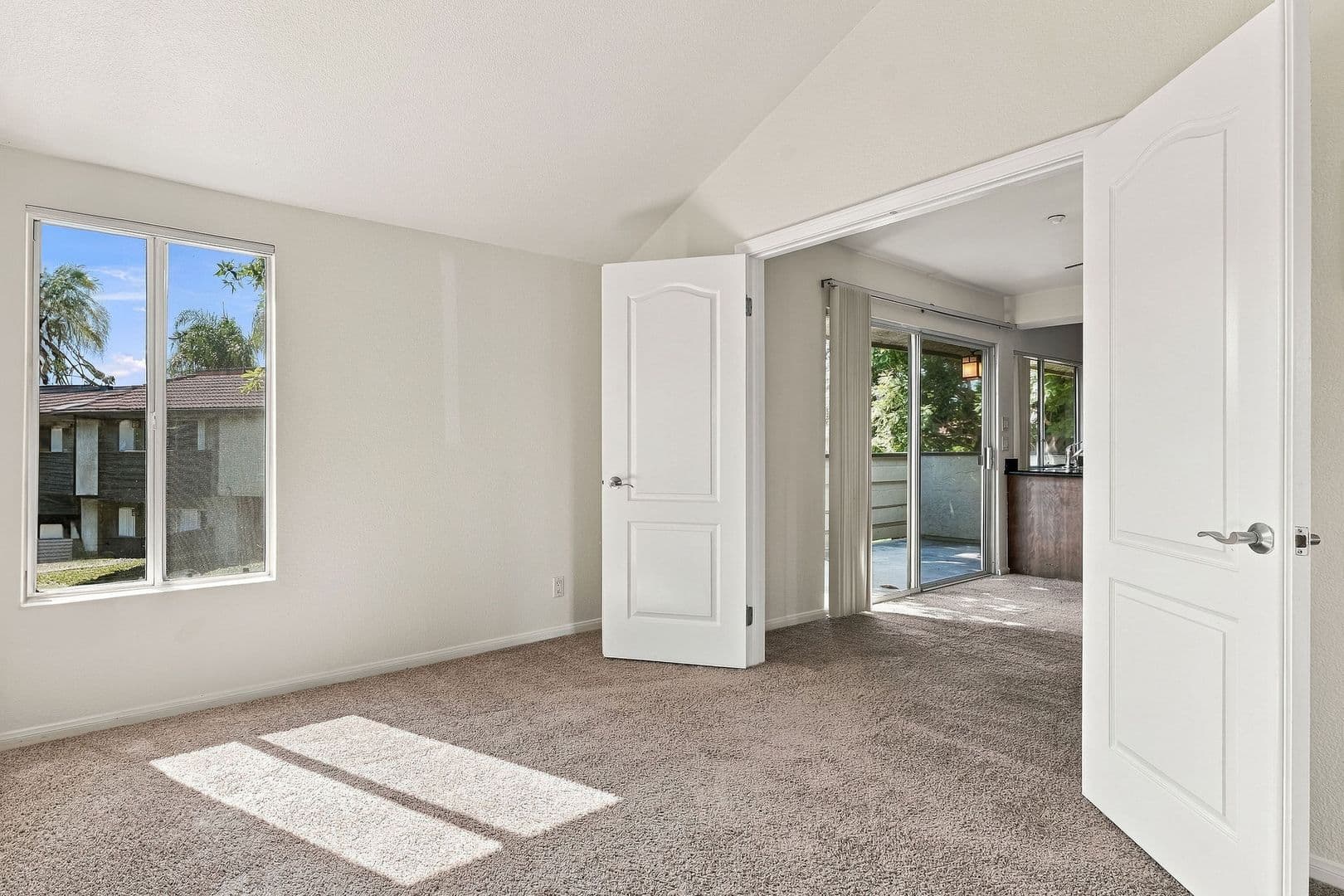 Oceanside Townhome: 615 Fredricks Ave