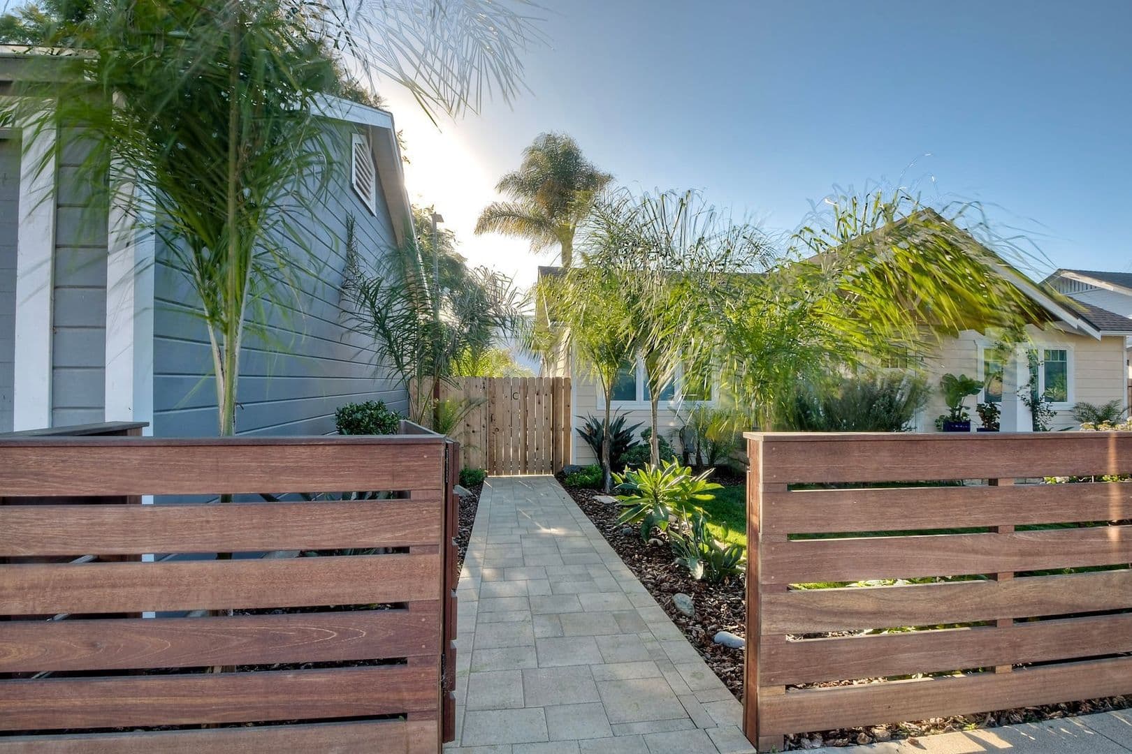 Oceanside Apartment: 409 N Ditmar