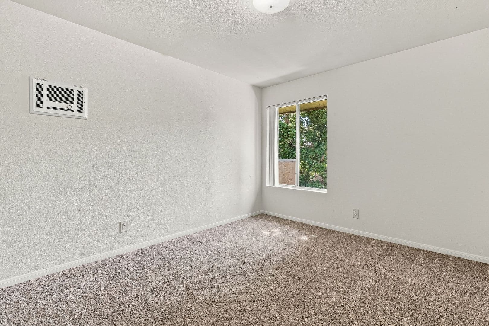 Oceanside Townhome: 615 Fredricks Ave