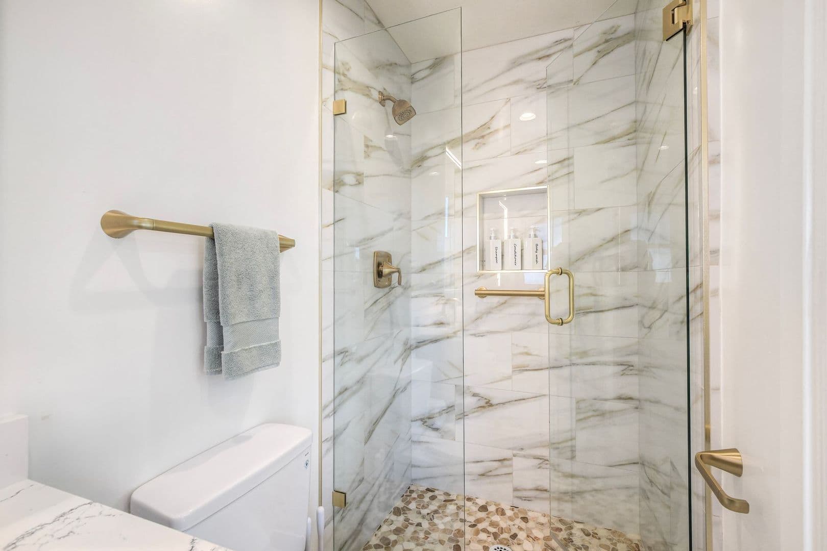 Oceanside Apartment: 409 N Ditmar
