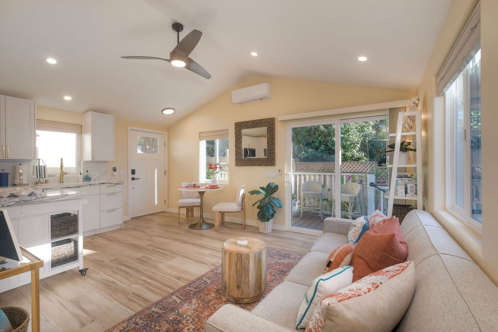 Oceanside Apartment: 409 N Ditmar