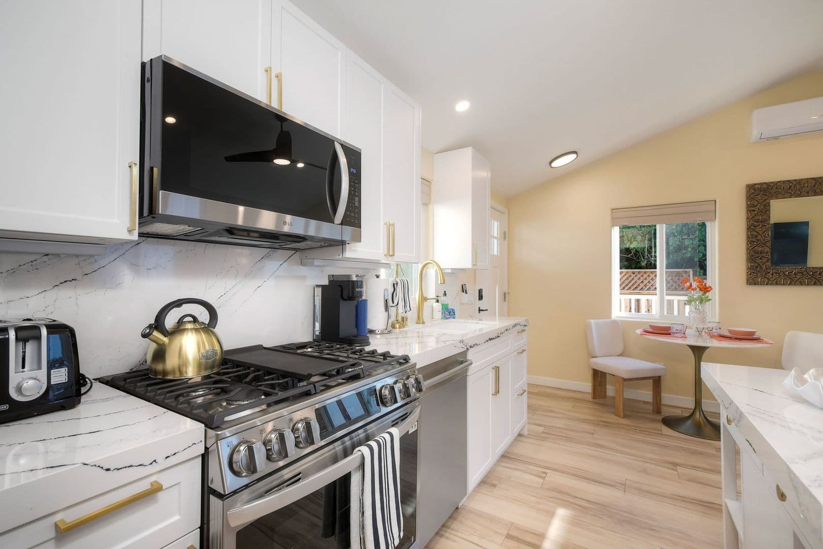 Oceanside Apartment: 409 N Ditmar
