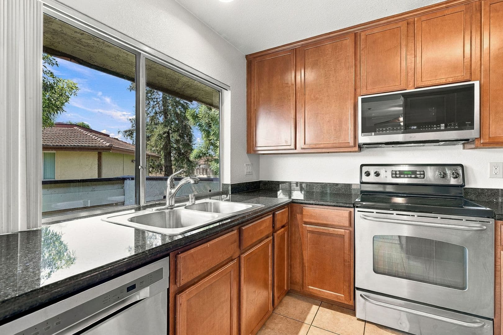 Oceanside Townhome: 615 Fredricks Ave