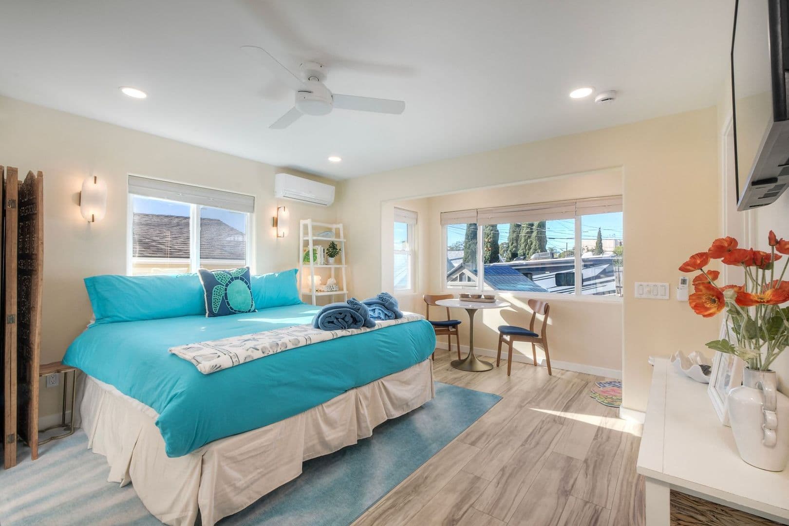 Oceanside Apartment: 409 N Ditmar