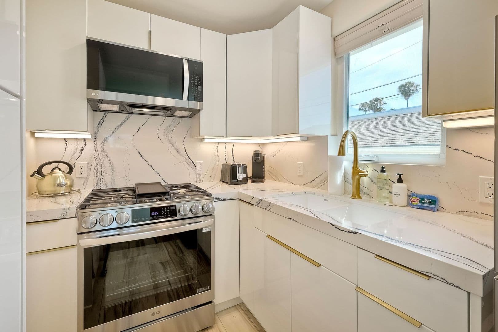 Oceanside Apartment: 409 N Ditmar