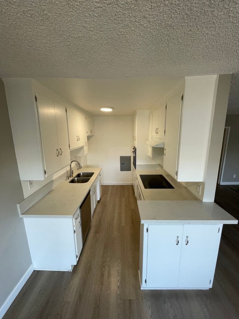 Encino Apartment: 17340 Burbank Blvd