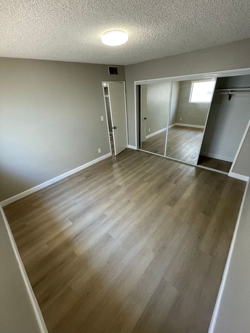 Encino Apartment: 17340 Burbank Blvd