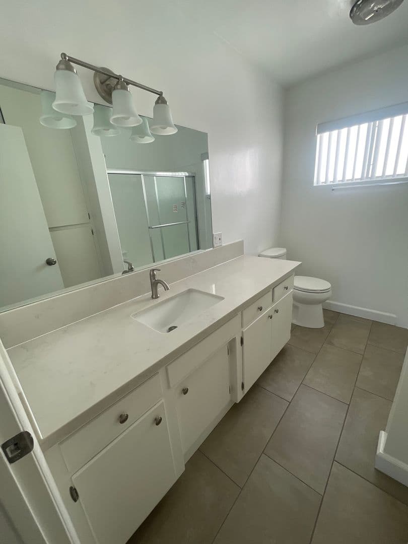 Encino Apartment: 17340 Burbank Blvd