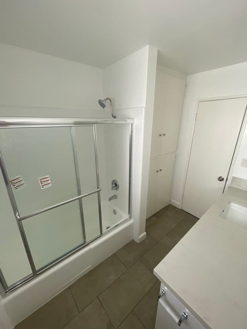 Encino Apartment: 17340 Burbank Blvd