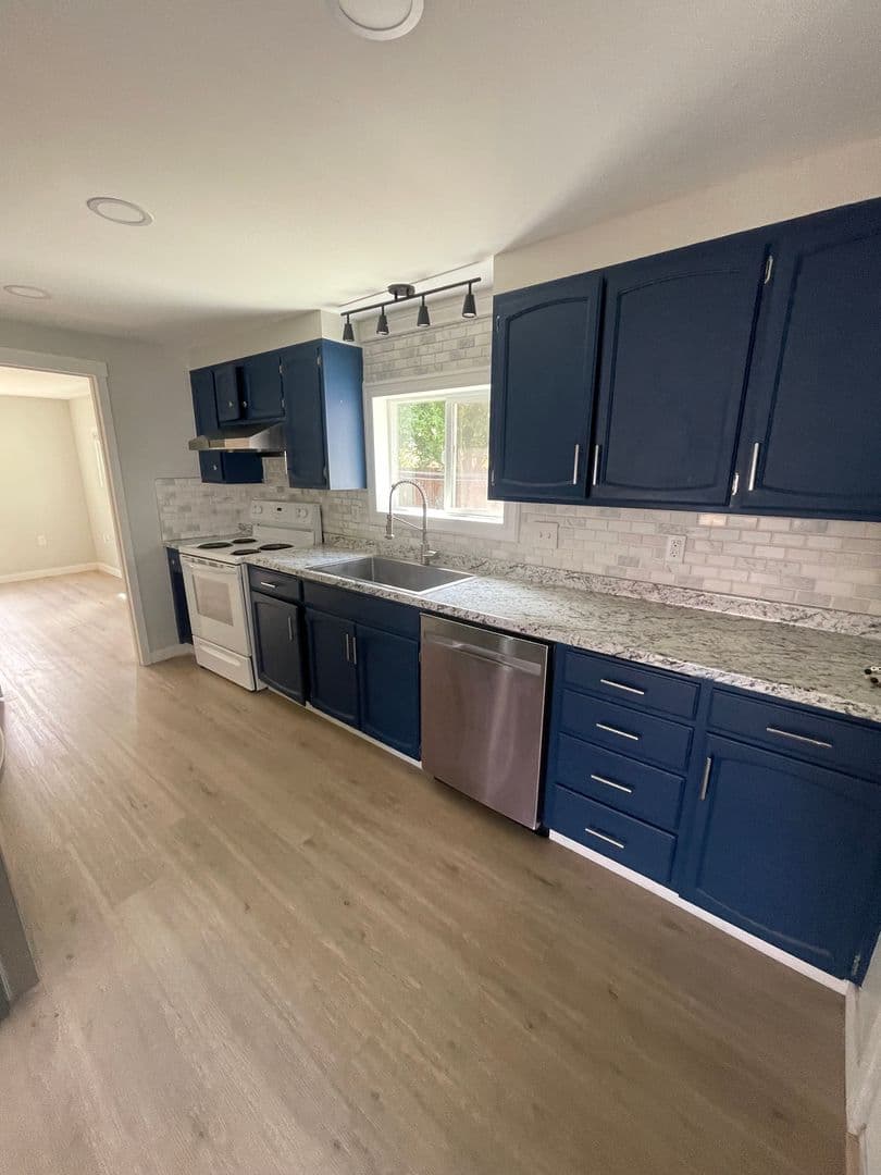 Albany House: 1934 1st Ave SE