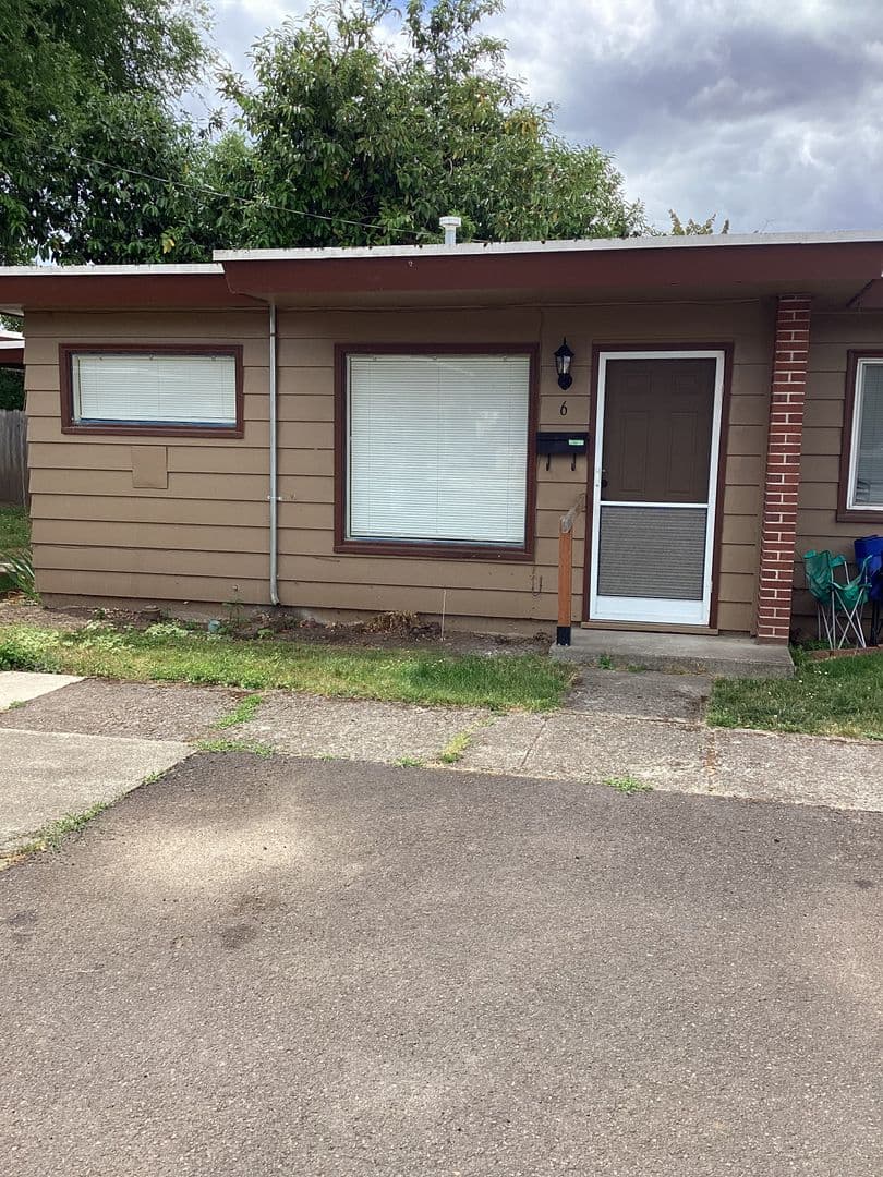 Lebanon Apartment: 152 E. Milton St. #6