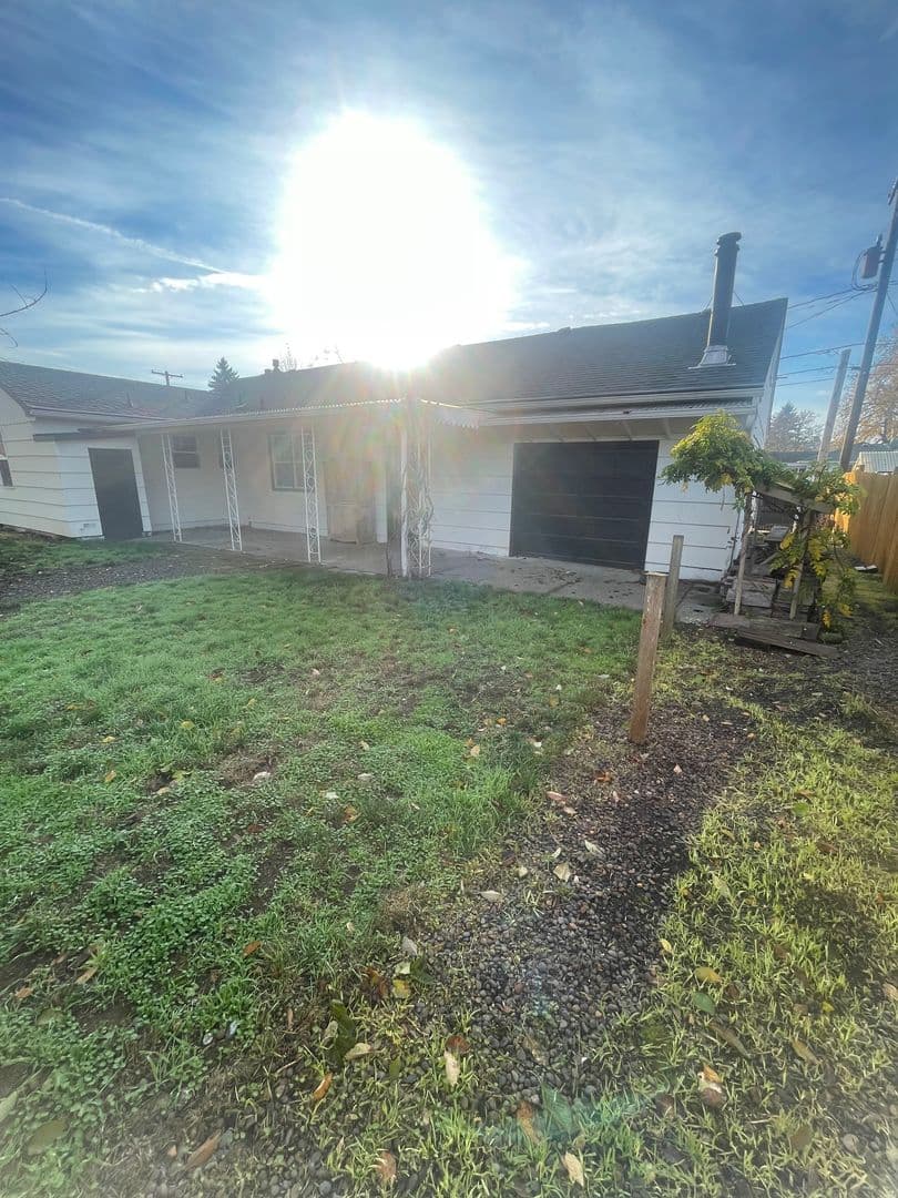 Lebanon House: 515 E Elmore St.