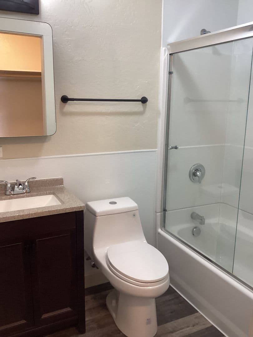 Lebanon Apartment: 152 E. Milton St. #6