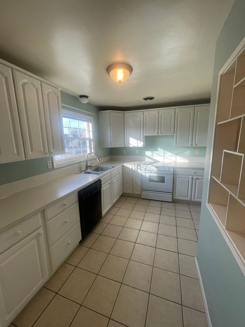Lebanon House: 515 E Elmore St.