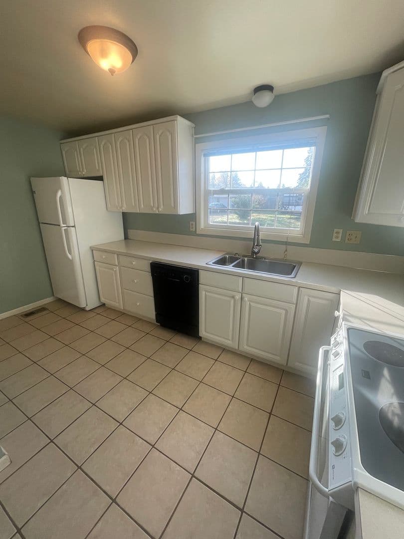 Lebanon House: 515 E Elmore St.