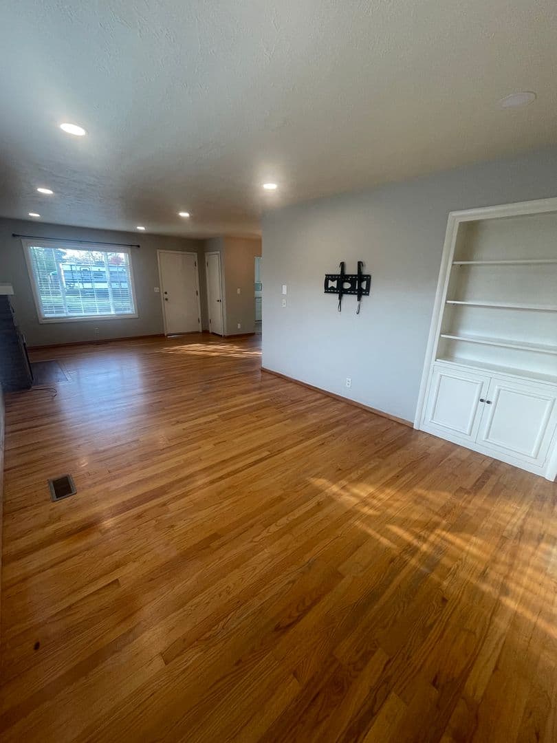 Lebanon House: 515 E Elmore St.