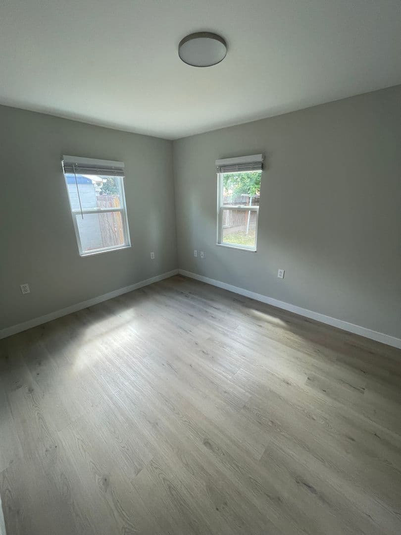 Albany House: 1934 1st Ave SE
