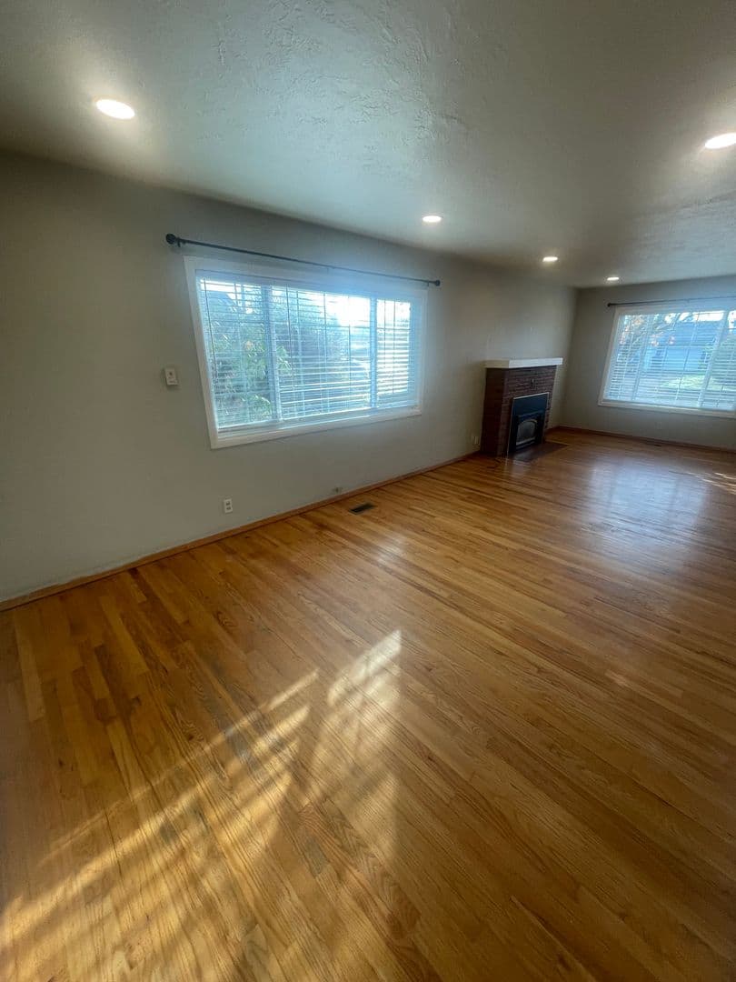 Lebanon House: 515 E Elmore St.
